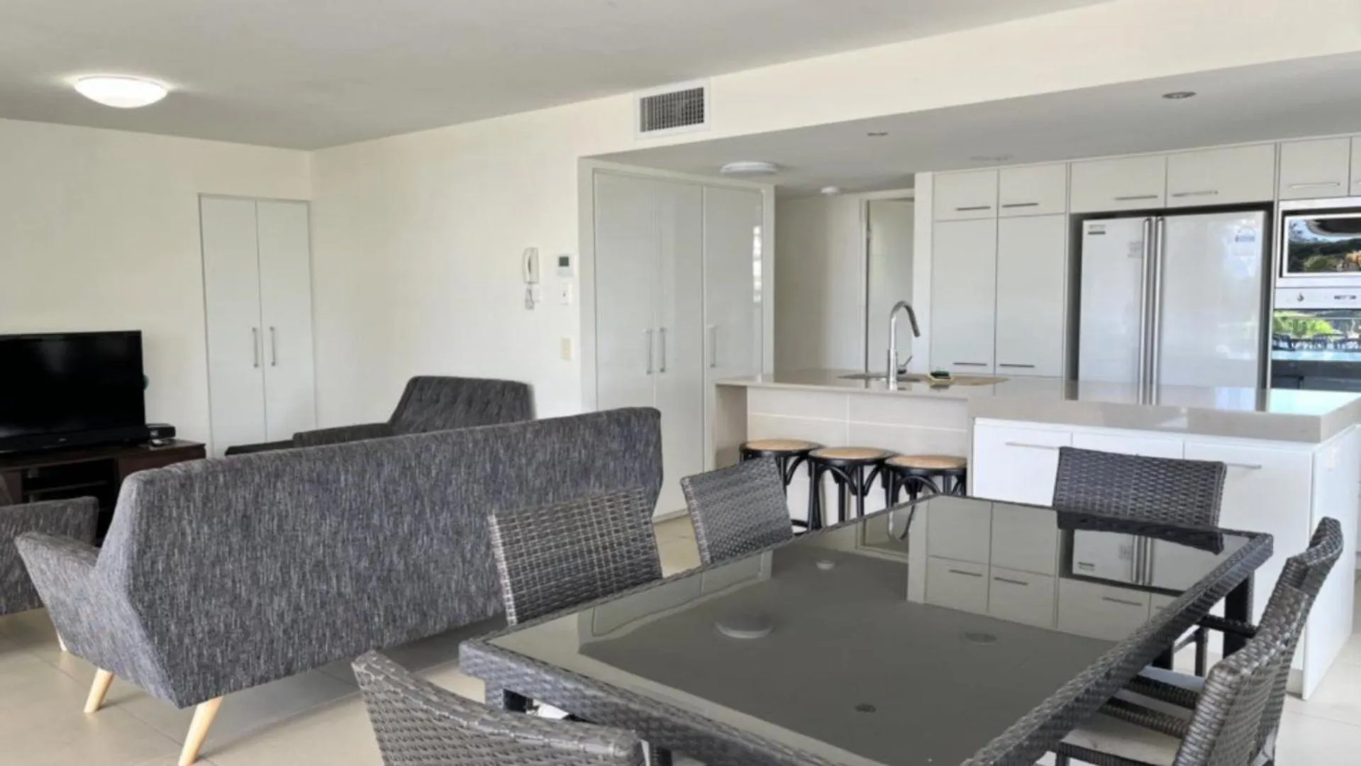 Surfside One Unit 1 Apartment Kawana Waters
