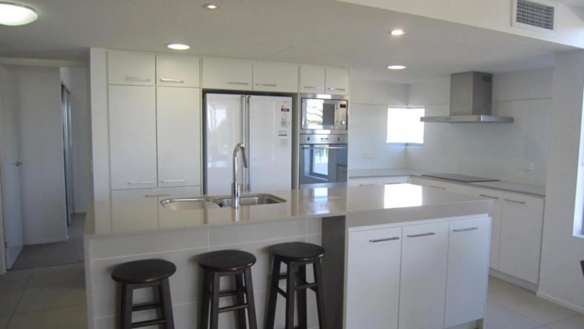 Surfside One Unit 1 Apartment Kawana Waters 0*,